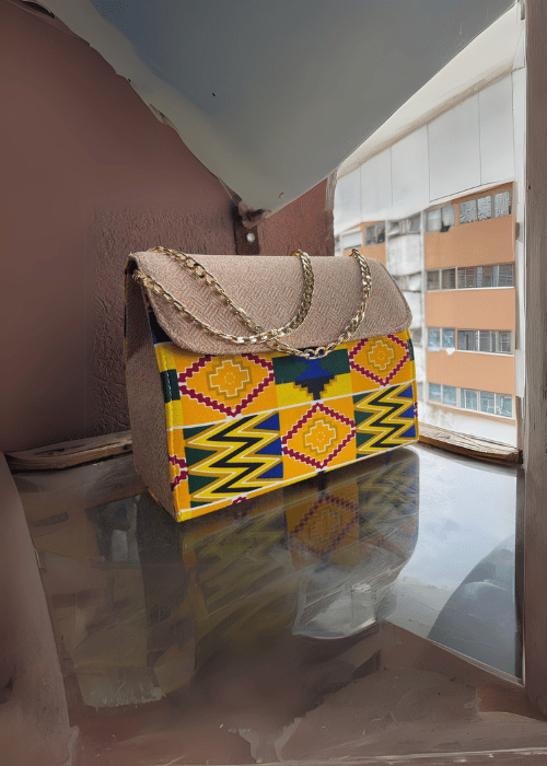 Sac à main artisanal en tissu Kente et raphia